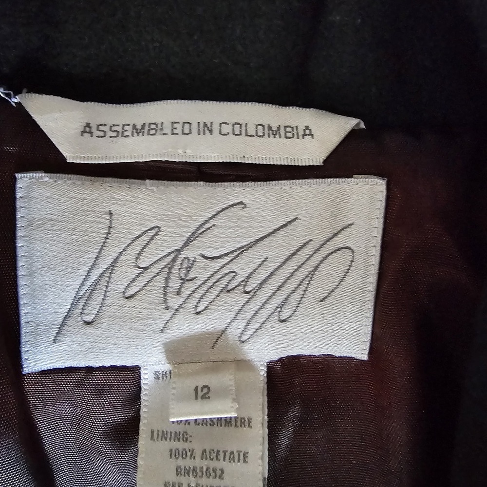 Lord & Taylor Sage toned Forest Green Wool Blend Woman’s Blazer.